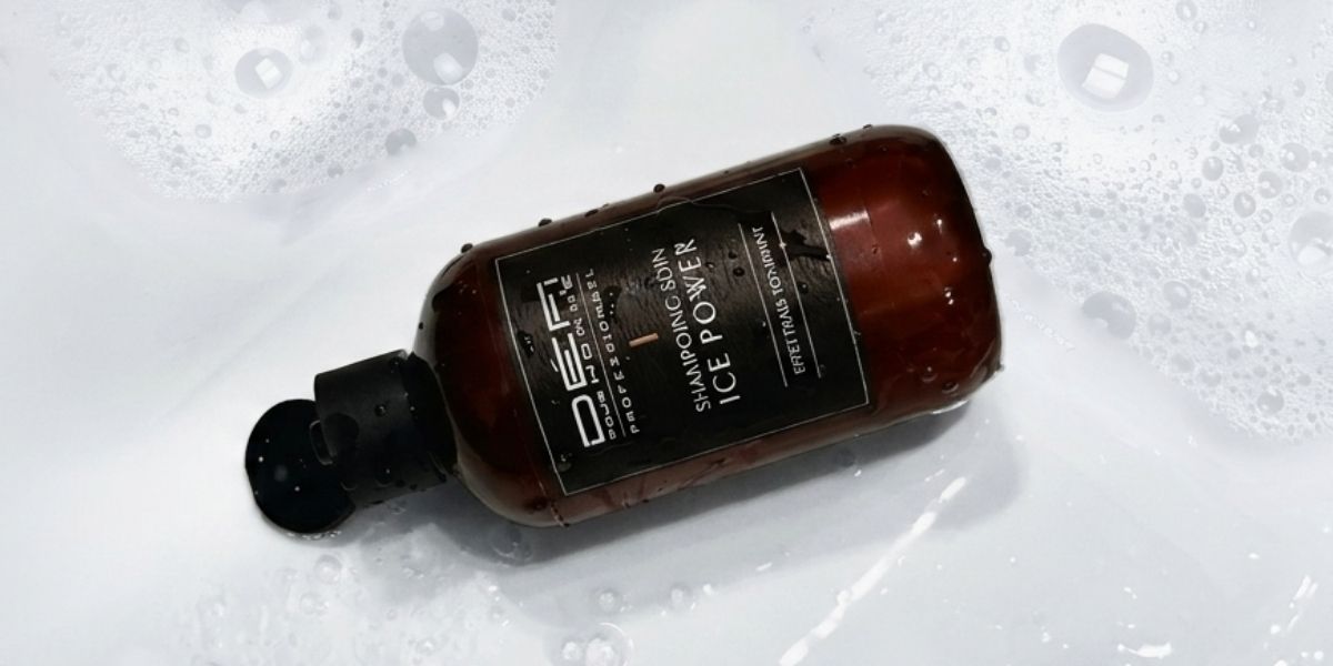 Shampooing soin cheveux D&eacute;fi pour Homme Ice Power dans l&rsquo;eau mousseuse